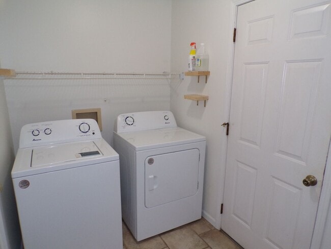 Building Photo - Nice 3 Bedroom 2 Bathroom House In South C...
