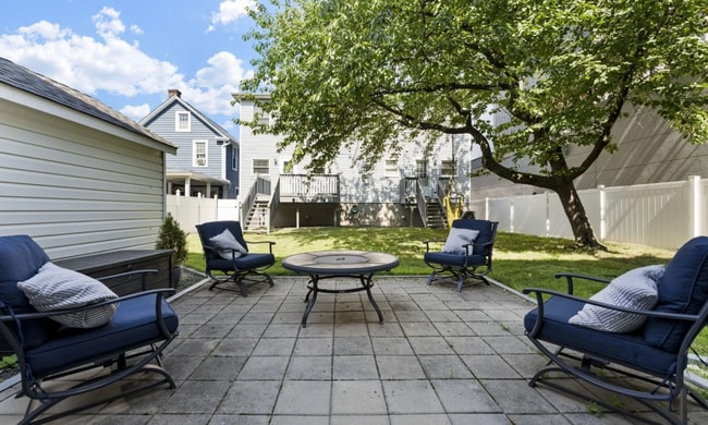 Building Photo - 284 Silzer St