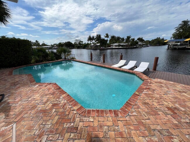 Building Photo - 1653 Poinsettia Dr