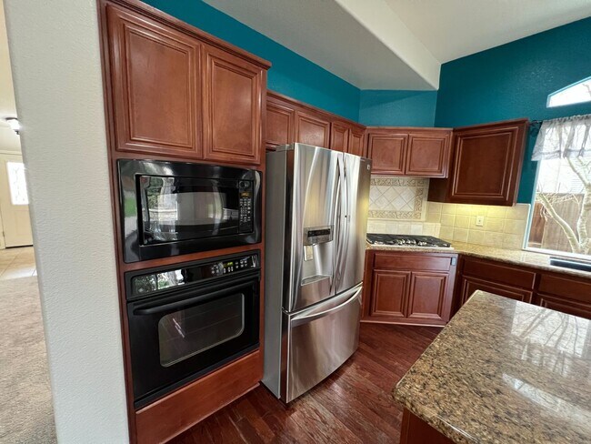 Building Photo - 4 bedrooms, an office and single-story home with a pool!!