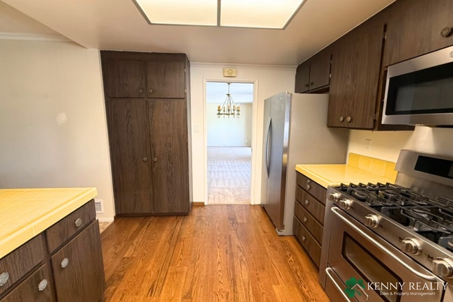 Building Photo - Large Updated 5 Bedroom Home in San Mateo ...