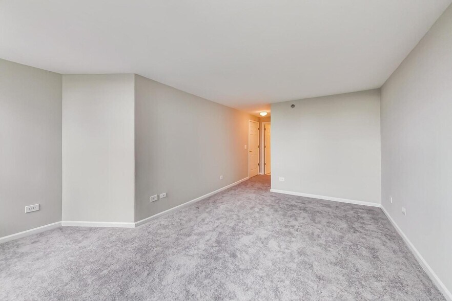 Building Photo - 345 N La Salle Dr