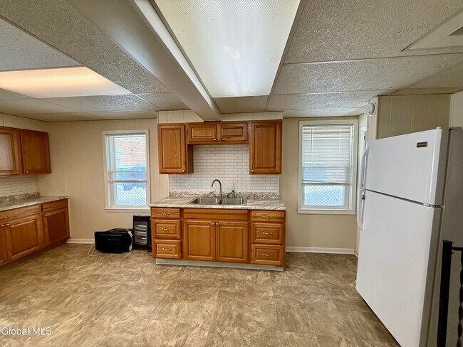 Building Photo - 13 School St