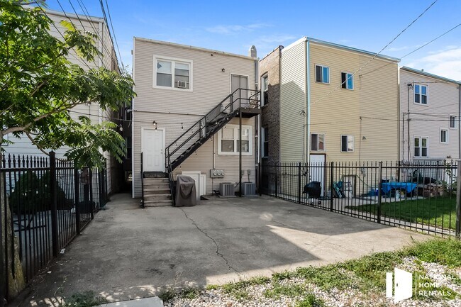 Building Photo - 2835 N Albany Ave