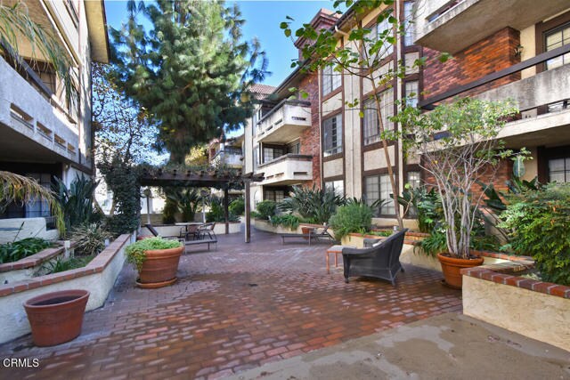 Building Photo - 5534 Encino Ave