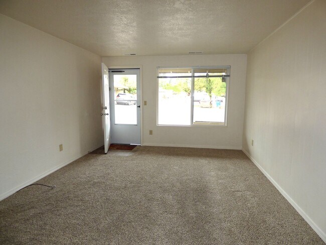 Building Photo - Rent Special: 1/2 Off July's Rent!! Ground Level 1 Bedroom 1 Bath W/ AC