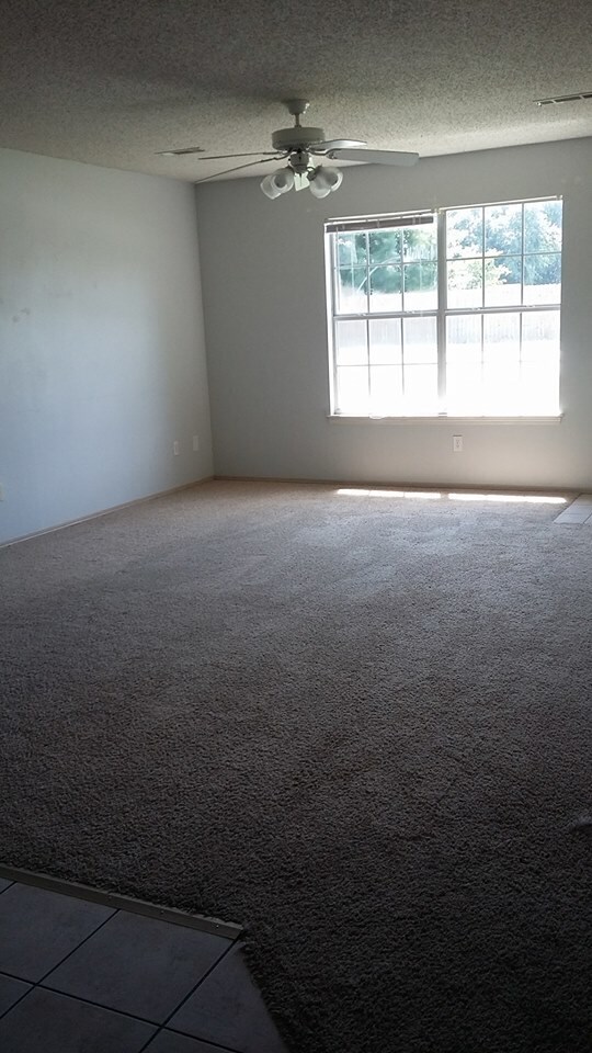 Building Photo - 212-214 Southwinds Drive