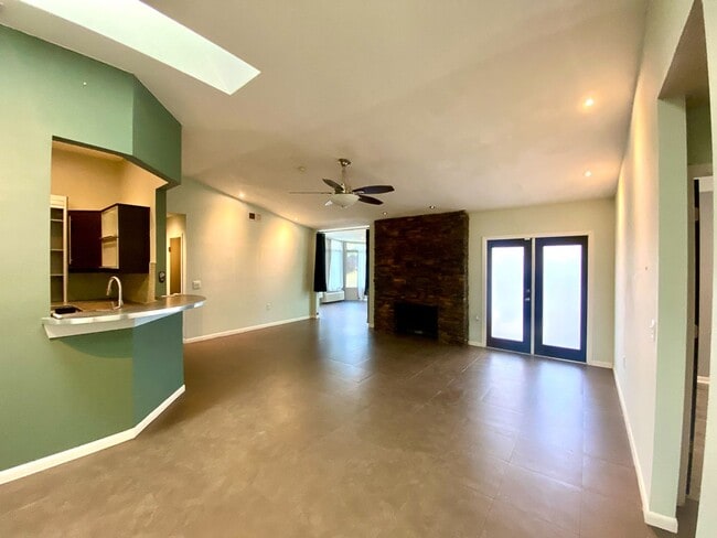Building Photo - Modern Design 3 Bedroom 2 Bath