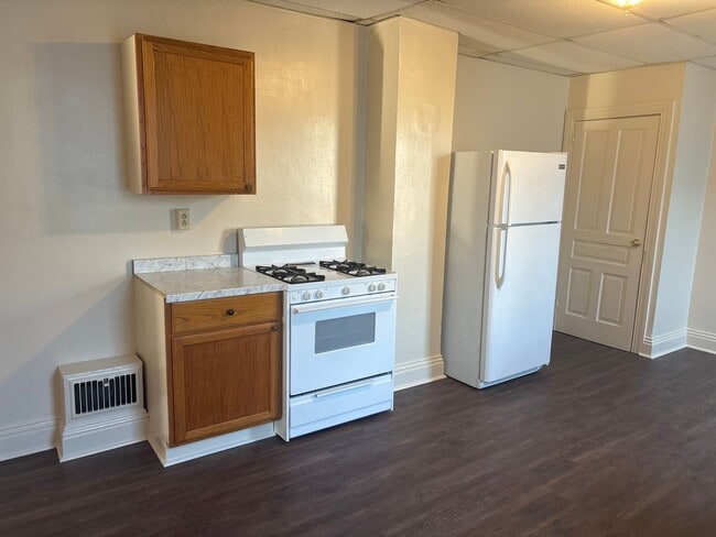 Building Photo - 3 Bedroom 1 Bath 2nd/3rd Floor Apartment-York City SD