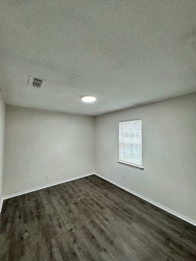 Building Photo - "Charming Lubbock Home: 3-Bedroom, 2-Bath Sanctuary with 1157 Sq Ft of Comfort!"