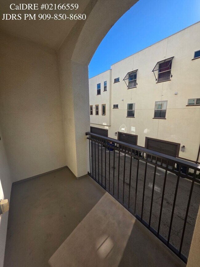 Building Photo - Bellflower 3 Bedroom Townhouse