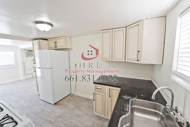 Building Photo - 318 Highland Dr