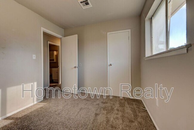 Building Photo - 2401 Piccadilly Cir