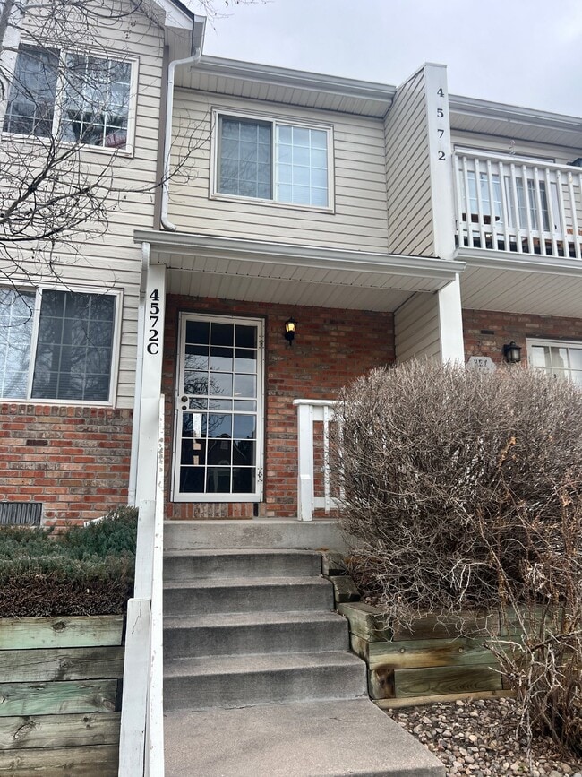 Building Photo - Beautiful townhome is Crown Point II!