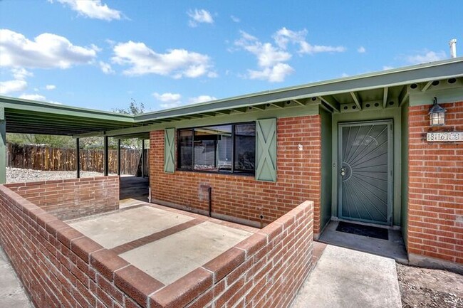 Building Photo - EASTSIDE-3 bedroom, 2 bath home