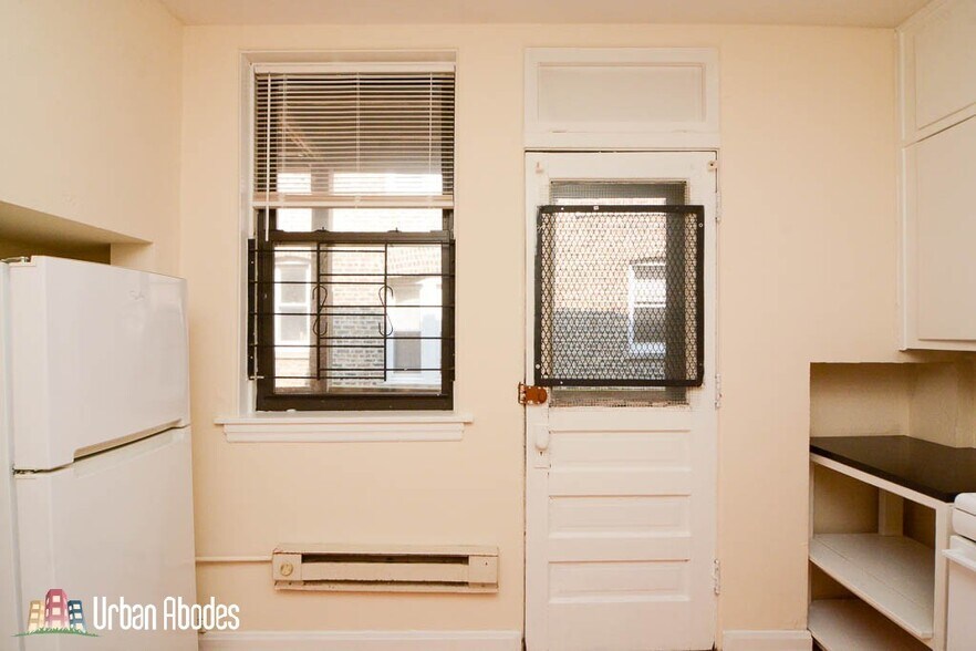 Building Photo - 4415 N Wolcott Ave