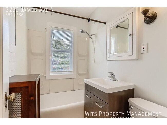 Building Photo - Great 5 BR / 1 BA side by side duplex unit