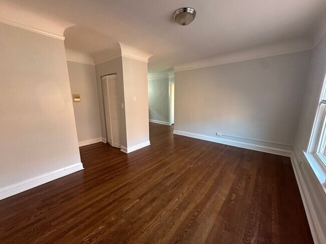 Building Photo - 1377 W Greenleaf Ave