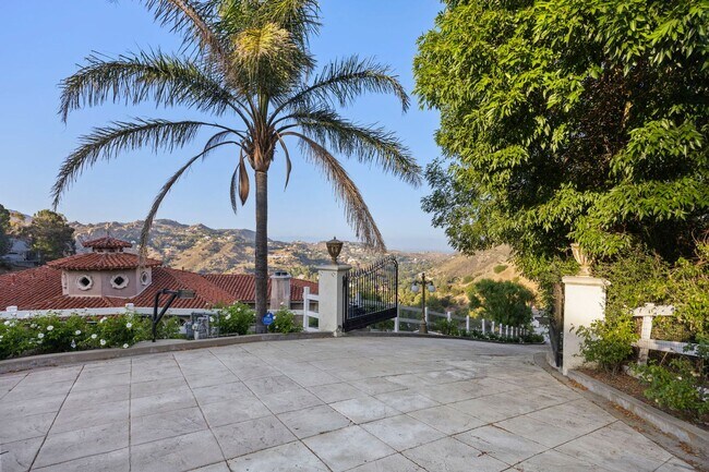 Building Photo - Modern Elegance Meets Scenic Privacy in Be...