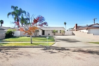 Building Photo - Available now this charming single-story 3B/2B in the City of Highland.