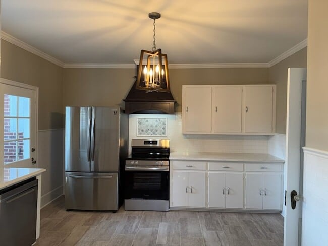 Building Photo - Fantastic Bungalow in Rosewood!
