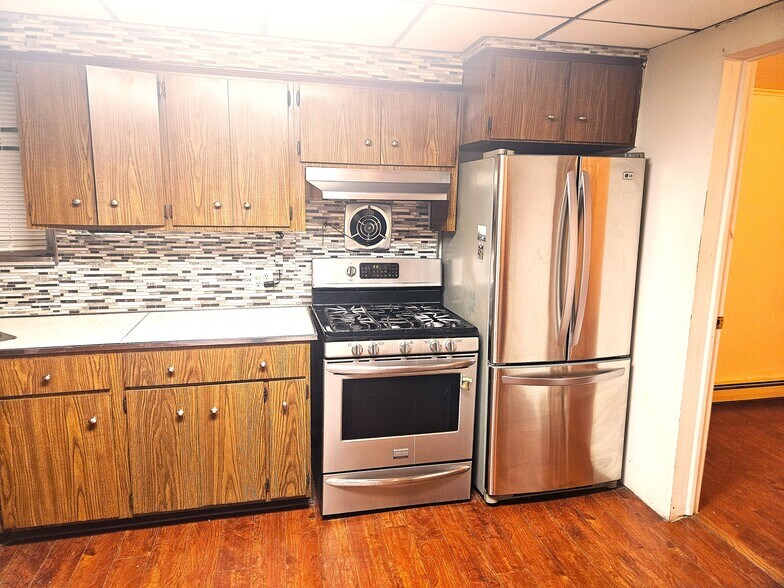 Primary Photo - 289 Nagle St