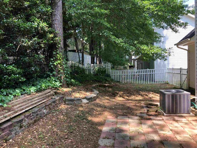 Building Photo - 638 N Fairfield Dr