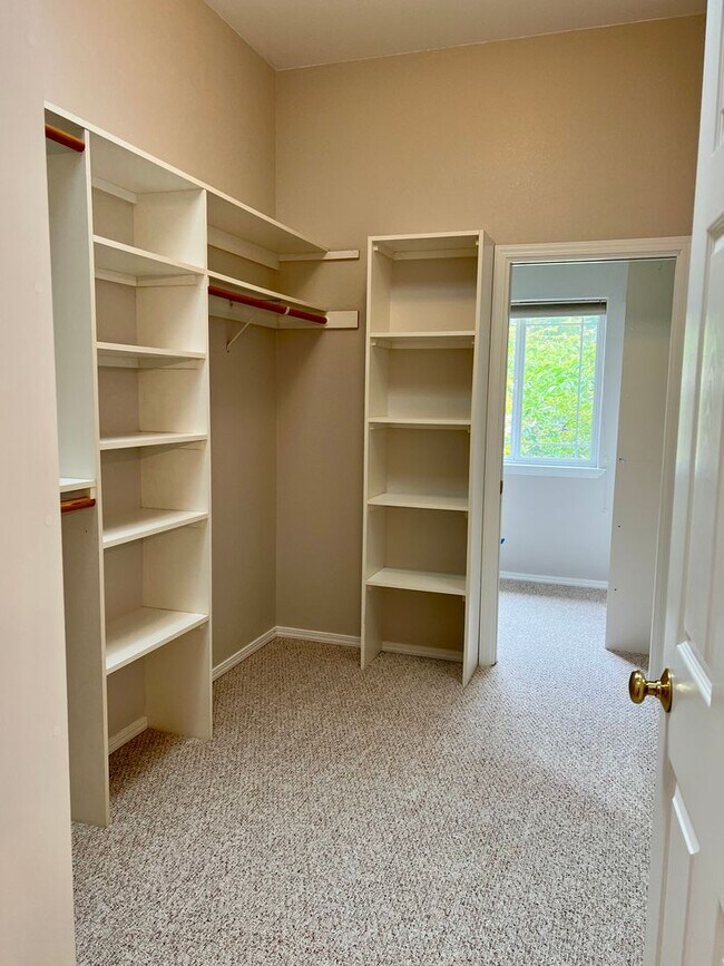 Building Photo - Spacious, Well-Appointed home in a Highly Desirable Location!