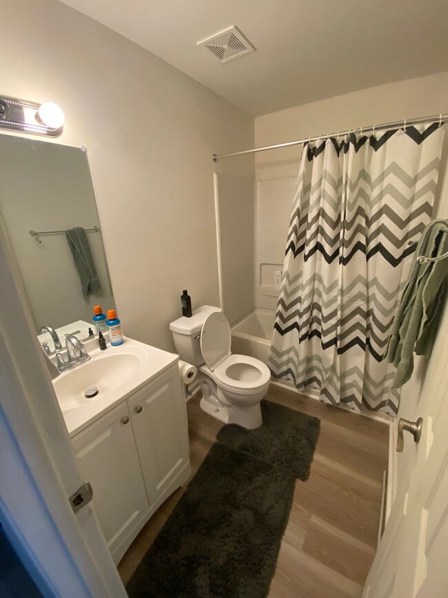 Building Photo - 2141 Bromby St