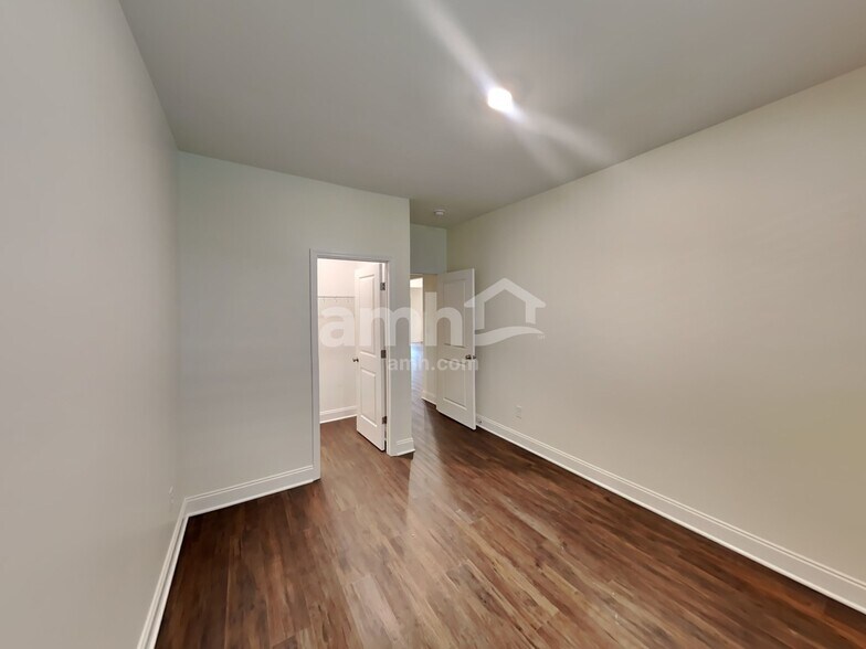 Building Photo - 2112 Williamshire Ln
