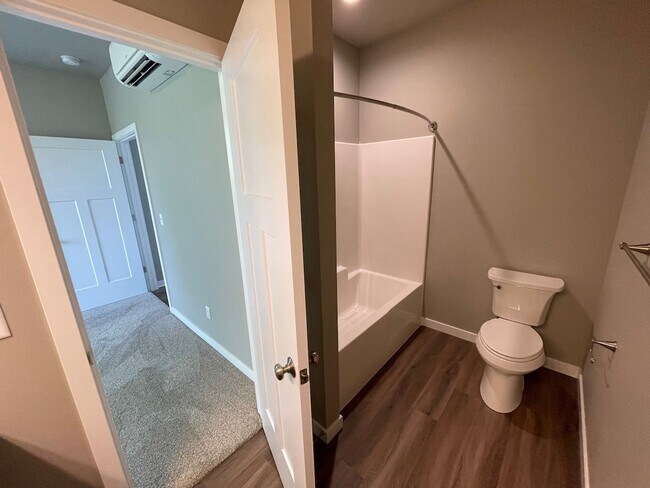 Building Photo - NEW 4 Bedroom / 4.5 Bath Duplex. A/C in every bedroom