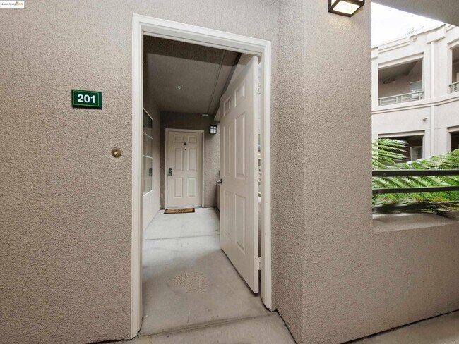 Building Photo - 220 Caldecott Ln