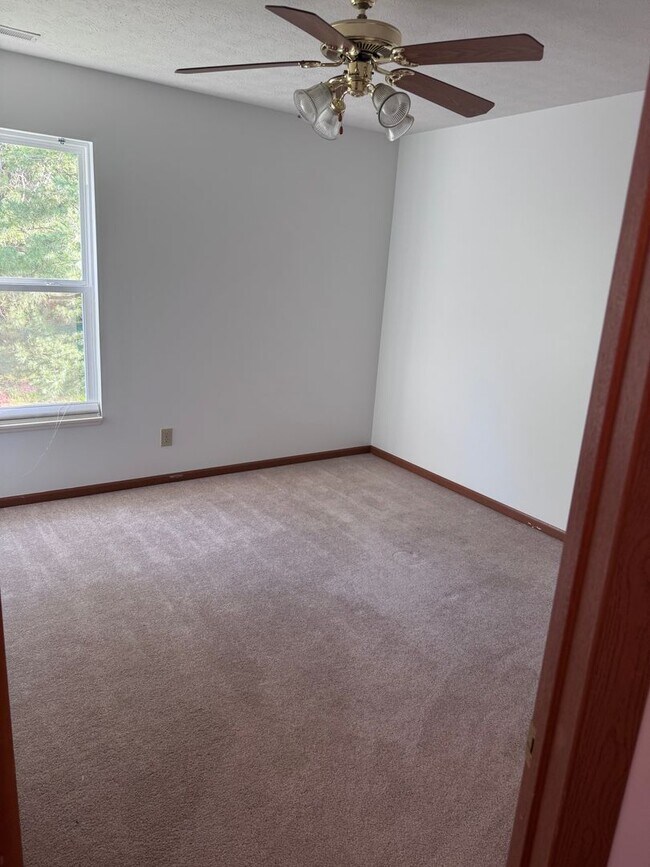 Building Photo - 5 Bd 2.5 Ba