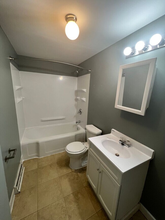 Building Photo - AVAILABLE JUNE - 3 Bed 1 Bath w/ Great View