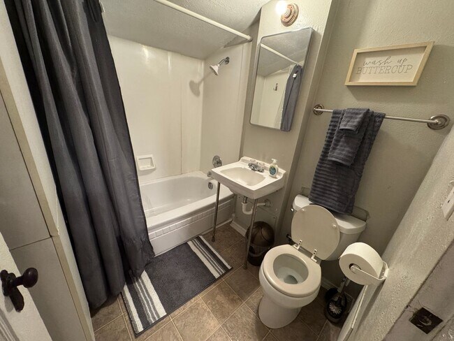 Building Photo - 1513 1st St W