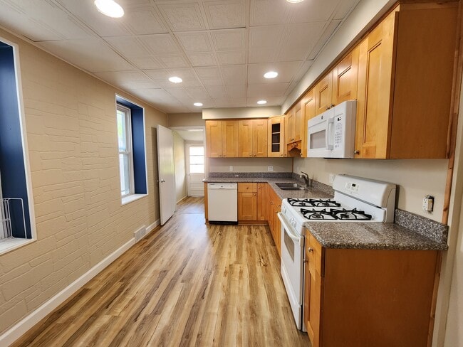 Kitchen - 558 Broad St