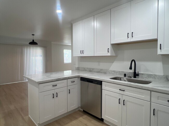 Building Photo - BEAUTIFULLY REMODELED 3 BEDROOM DUPLEX!!