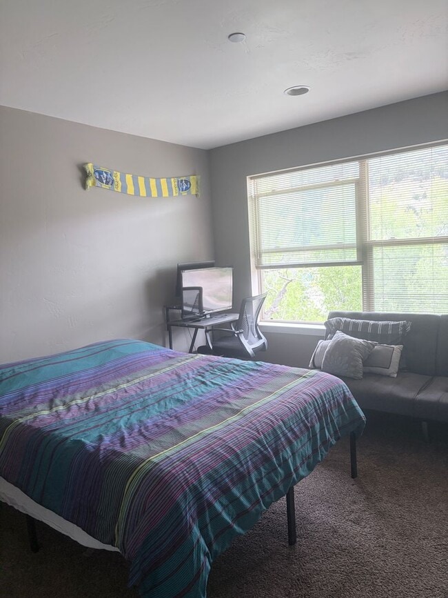 Building Photo - Beautiful Lightner Creek Townhome