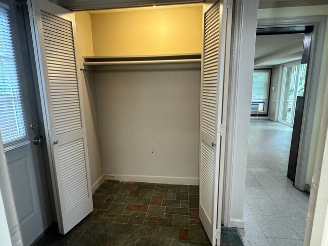 Building Photo - Spacious 1 Bedroom Apartment - Will keep you cool this summer!