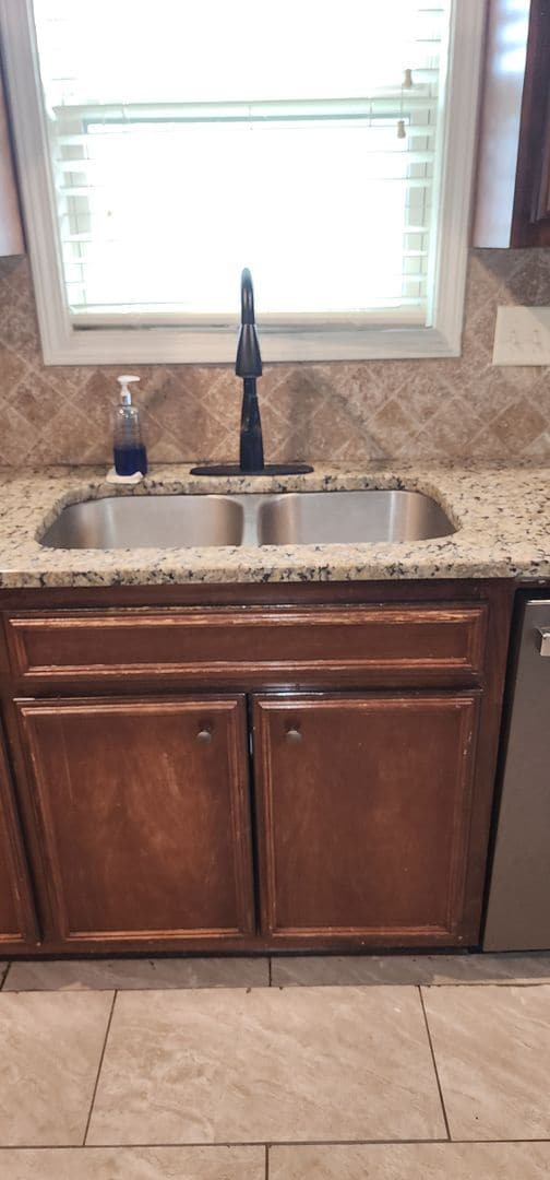 Building Photo - LOVELY TWO STORY W/ 5 BEDS, 3 FULL BATHS. ...
