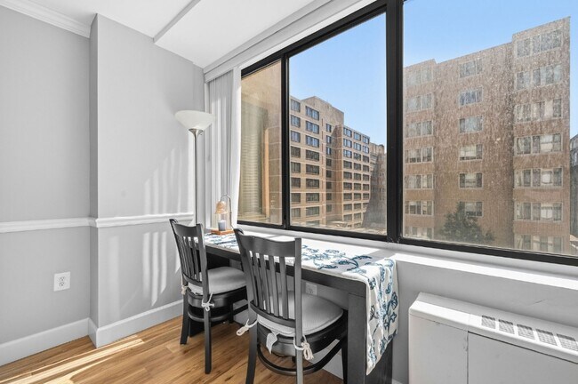 Building Photo - 522 21st St NW