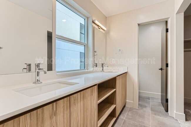 Building Photo - 2321 S High St