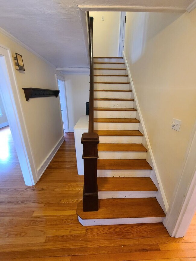 Building Photo - 3 Bedroom Single Family