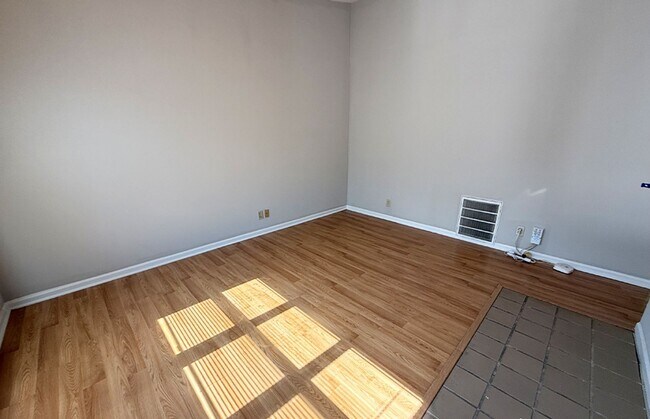 Building Photo - 3227 Bishop St