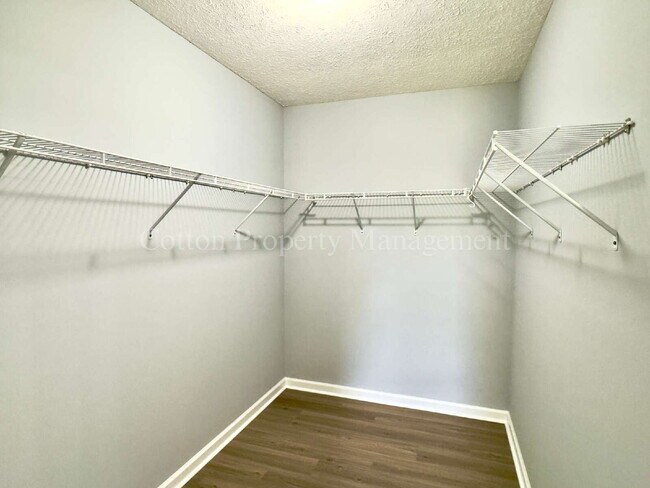 Building Photo - 3BR/2FB.$2300 per month