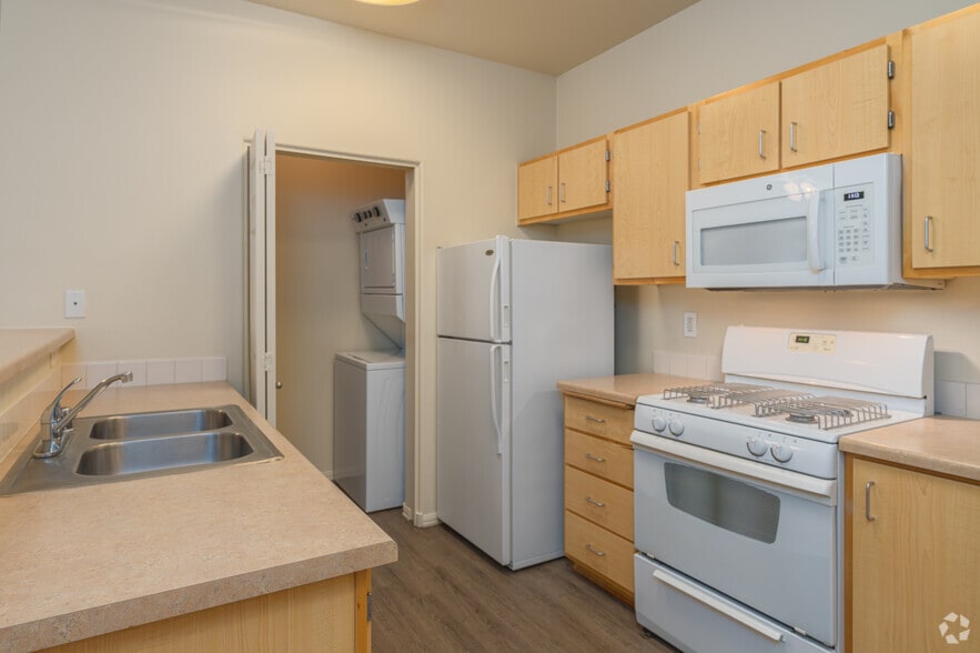 1BR, 1BA - 821SF - Affordable - Kitchen - Eaglewood