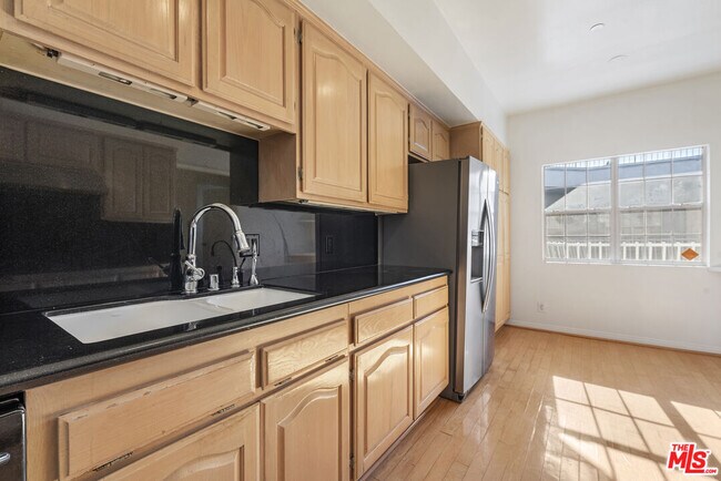 Building Photo - 2025 S Beverly Glen Blvd