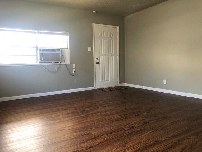 Building Photo - Available November - Cute 3 bed/1 bath!