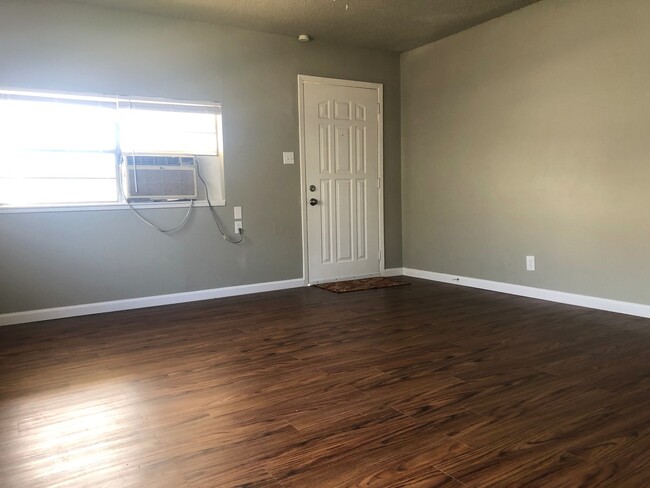 Building Photo - Cute 3 bed 1 bath Home Available June 1st,...