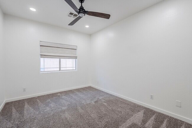 Building Photo - 760 N Swan Dr